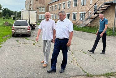 Юрий Цымбалюк проверил ход капремонта Ташлинской районной больницы